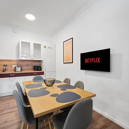 Backhome: Castle-View Apartment with Smart TV and Laundry Ludwigsburg Exterior photo