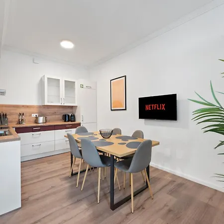 Backhome: Castle-View Apartment with Smart TV and Laundry Ludwigsburg Exterior photo