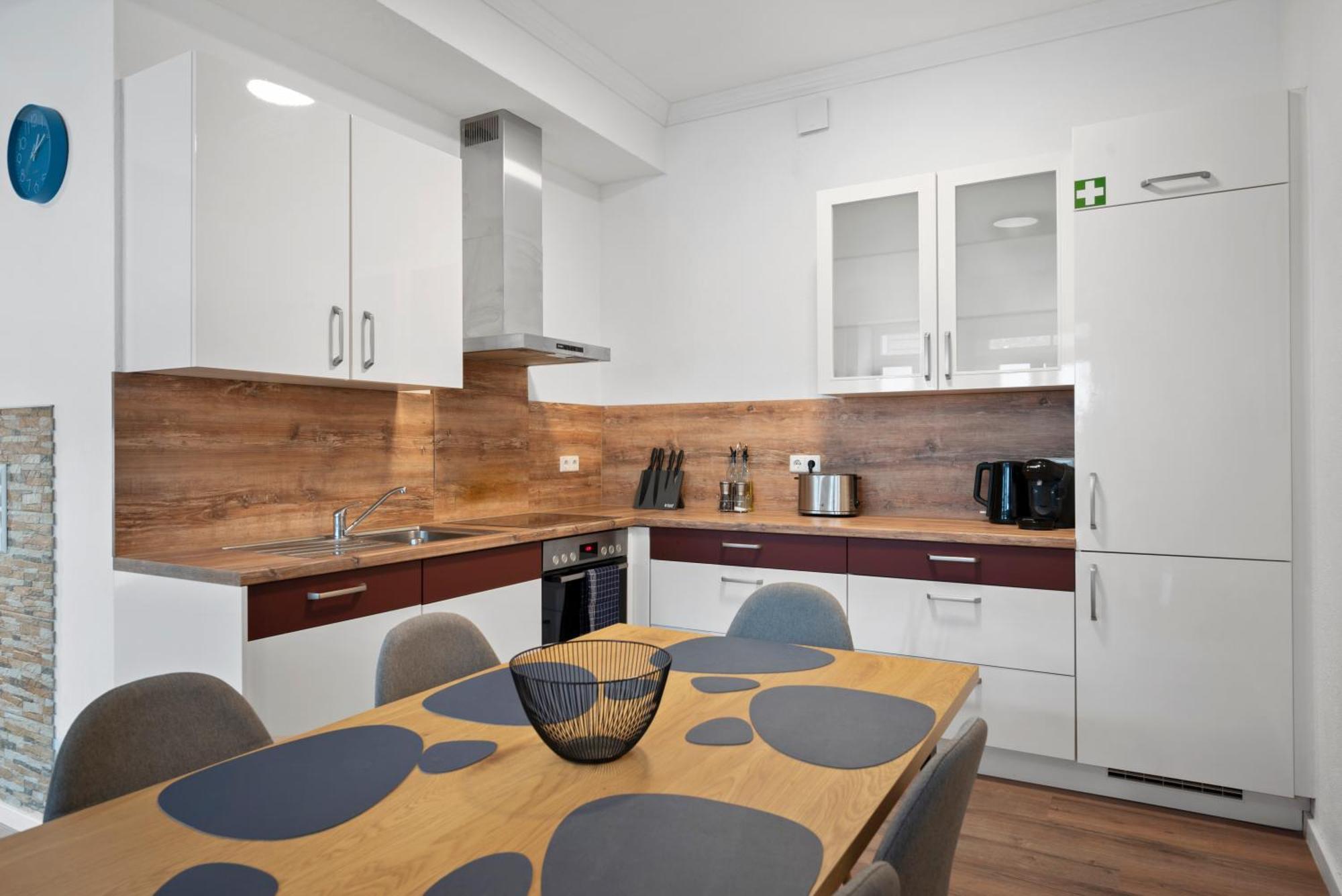 Backhome: Castle-view With Smart Tv And Laundry Apartment