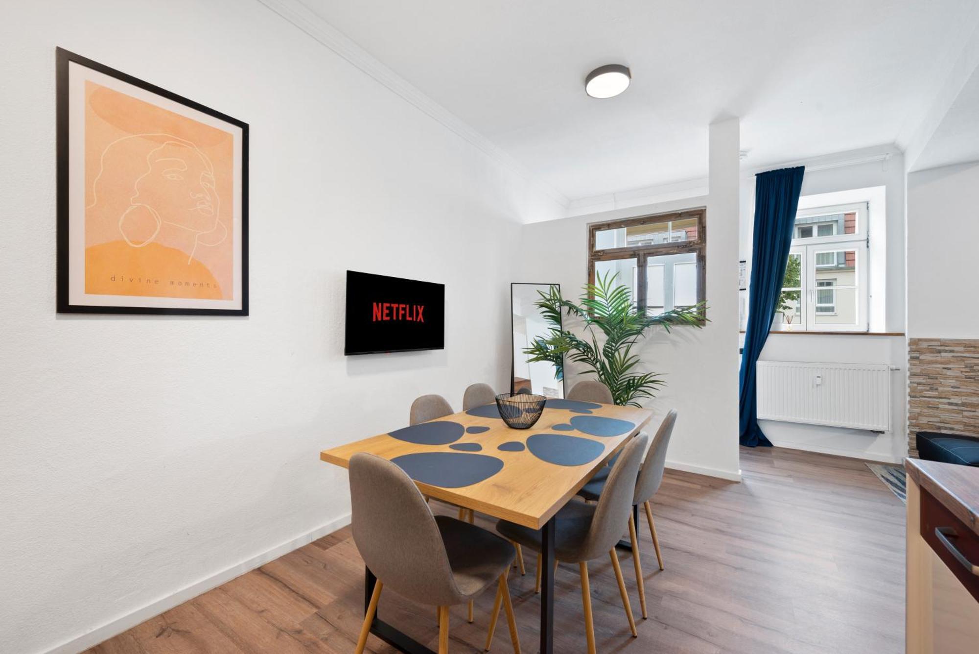 Apartment Backhome: Castle-view With Smart Tv And Laundry